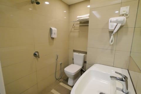 Shower, free toiletries, hair dryer, bidet