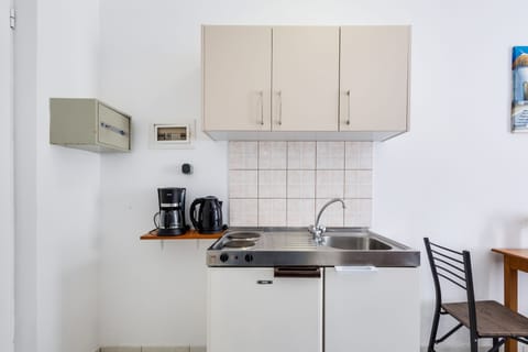 Studio, Balcony, Ground Floor | Private kitchen | Fridge, stovetop, coffee/tea maker, electric kettle