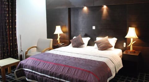 Penthouse | Premium bedding, blackout drapes, free WiFi