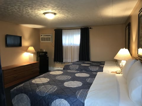 Family Suite | Blackout drapes, iron/ironing board, free WiFi, bed sheets