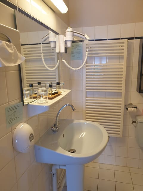 Combined shower/tub, free toiletries, hair dryer, towels