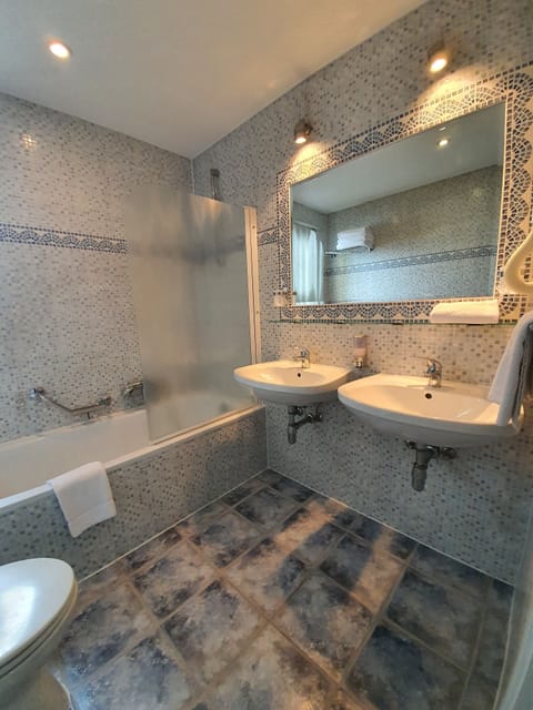 Chambre Familiale Deluxe | Bathroom | Shower, hair dryer, towels