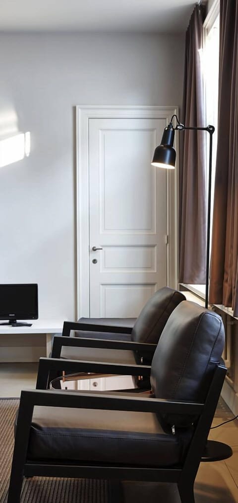 Living area | Flat-screen TV, fireplace