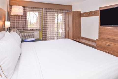 Standard Room, 1 King Bed | In-room safe, desk, iron/ironing board, free cribs/infant beds