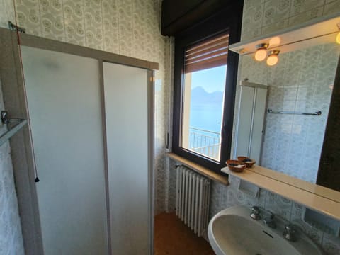 Classic Double Room | Bathroom | Shower, free toiletries, hair dryer, bathrobes