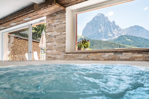 Indoor spa tub