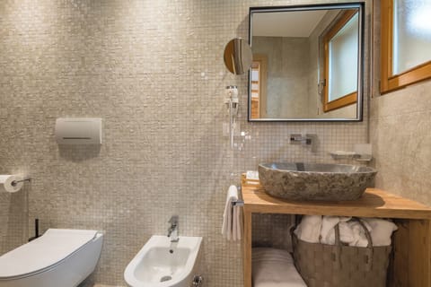 Superior Quadruple Room (Family) | Bathroom | Free toiletries, hair dryer, bathrobes, slippers