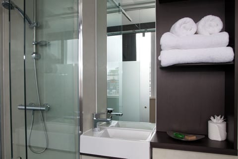Superior Queen Room | Bathroom | Shower, free toiletries, towels, soap