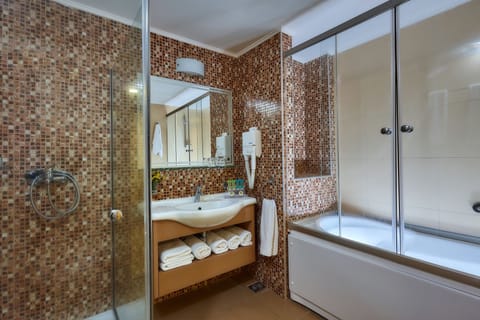 Family Suite, 1 Bedroom, Partial Sea View | Bathroom | Deep soaking tub, free toiletries, hair dryer, towels