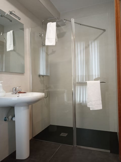 Superior Double Room | Bathroom | Shower, free toiletries, hair dryer, towels