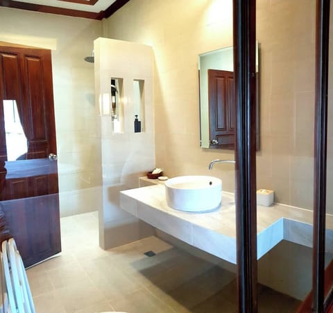 Family Room Sea View | Bathroom | Shower, rainfall showerhead, free toiletries, hair dryer