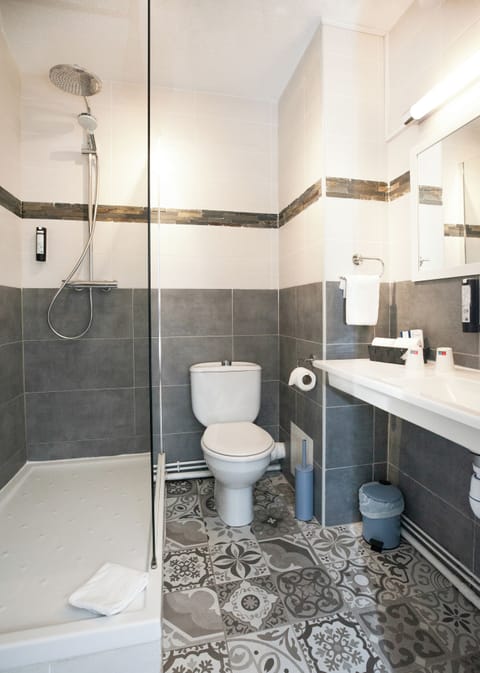 Superior Single Room | Bathroom | Free toiletries, towels, soap, shampoo