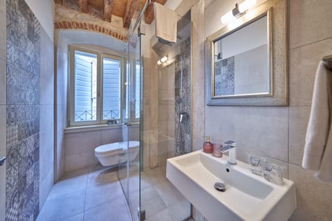 Deluxe Double or Twin Room - Annex | Bathroom | Free toiletries, hair dryer, bathrobes, slippers