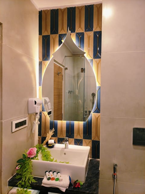 Luxurious moroccan Theme room with panoramic city view and Designer Bed | Bathroom | Free toiletries, towels, soap, shampoo