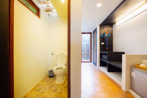 Baan Sod Sai Thani (Sea View Hillside Villa)  | Bathroom | Shower, free toiletries, hair dryer, bidet