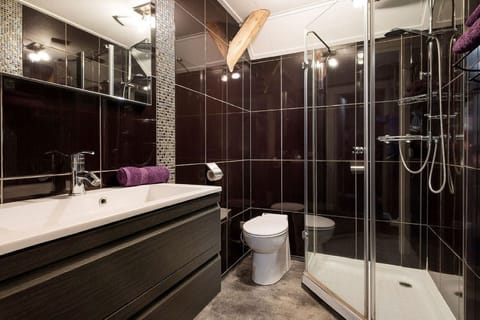 Double Room (Amethist) | Bathroom | Shower, eco-friendly toiletries, hair dryer, towels