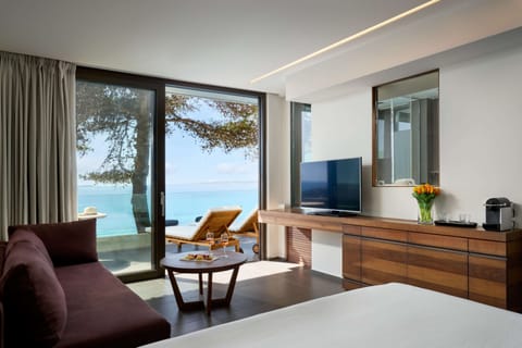 Junior Suite, Jetted Tub, Oceanfront | Minibar, in-room safe, desk, laptop workspace