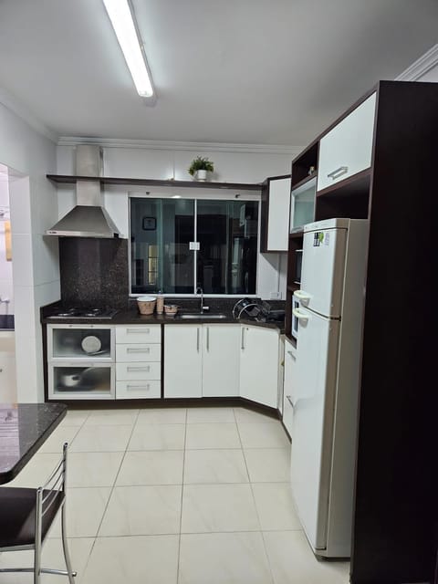 Superior Apartment, 3 Bedrooms, Balcony | Private kitchen | Fridge, microwave, oven, stovetop