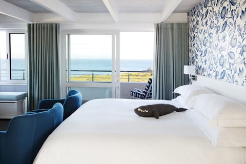 Superior Room, Sea View | Hypo-allergenic bedding, in-room safe, individually decorated