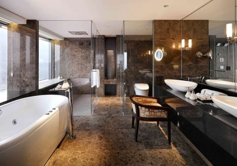 Presidential Suite | Bathroom | Separate tub and shower, deep soaking tub, free toiletries, hair dryer