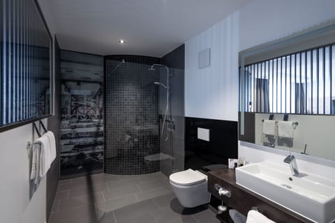 Junior Suite | Bathroom | Free toiletries, hair dryer, towels, soap