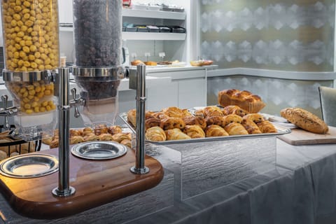 Daily continental breakfast (EUR 12.5 per person)