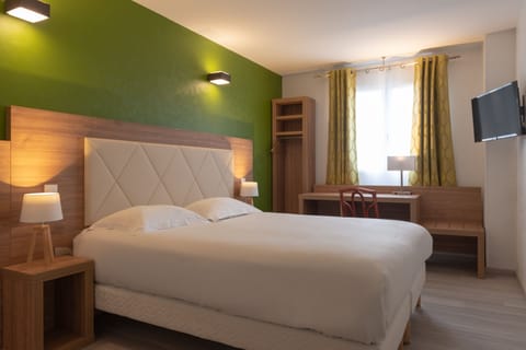 Comfort Double Room | Premium bedding, desk, iron/ironing board, free WiFi