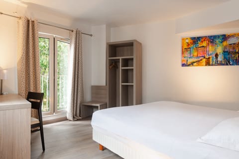 Comfort Double Room | Premium bedding, desk, iron/ironing board, free WiFi