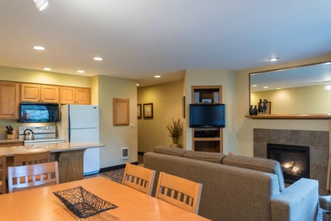 Suite, 2 Bedrooms | Living room | TV, DVD player