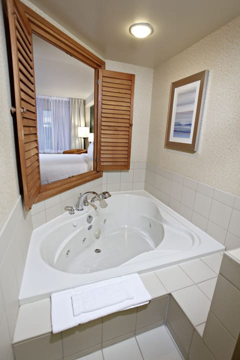 Suite, 1 King Bed | Jetted tub