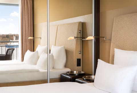 Hypo-allergenic bedding, minibar, in-room safe, desk