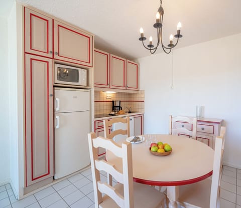 Studio 6 personnes - 1 coin nuit - Balcon Standard Eco | Private kitchenette | Fridge, microwave, stovetop, dishwasher