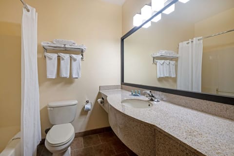 Standard Room, 1 King Bed, Non Smoking, Refrigerator & Microwave | Bathroom | Combined shower/tub, free toiletries, hair dryer, towels