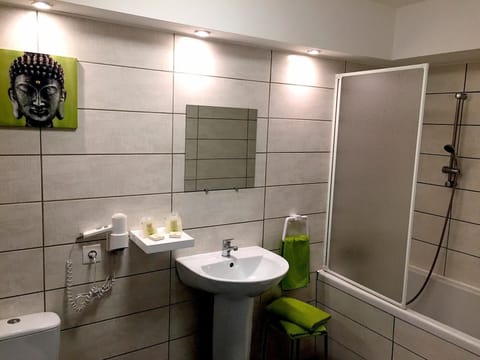 Standard Double Room | Bathroom | Free toiletries, hair dryer, towels