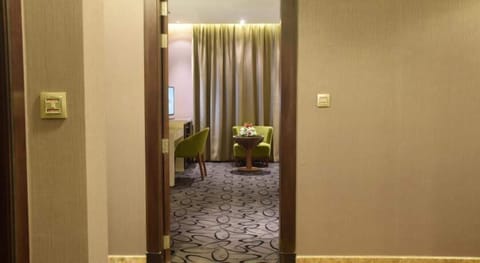 Junior Suite | Minibar, in-room safe, desk, soundproofing