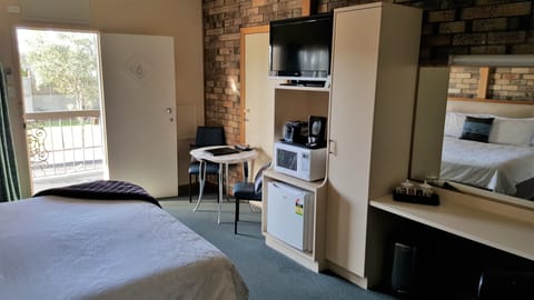 King Superior (Upstairs) | Desk, iron/ironing board, free WiFi, bed sheets