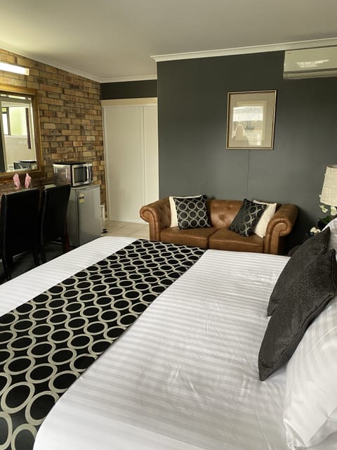 King Superior (Upstairs) | Desk, iron/ironing board, free WiFi, bed sheets