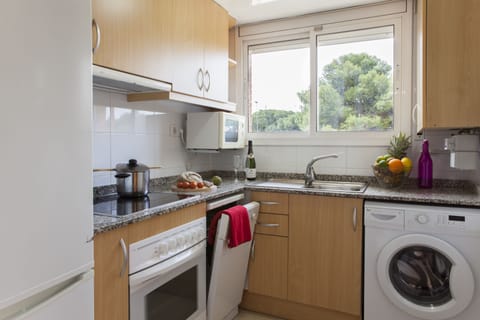 Apartment, 2 Bedrooms (5p) | Private kitchen | Full-size fridge, microwave, oven, stovetop