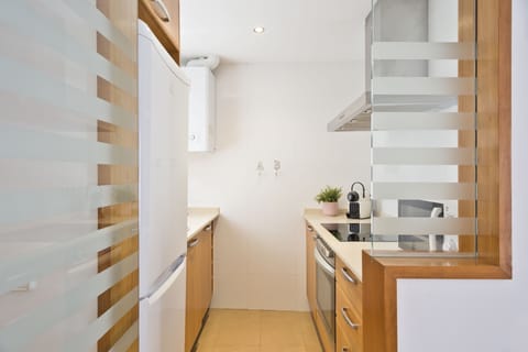 Comfort Apartment, 2 Bedrooms | Private kitchen | Fridge, microwave, oven, stovetop