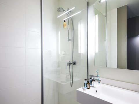 Pillowtop beds, desk, soundproofing, free WiFi