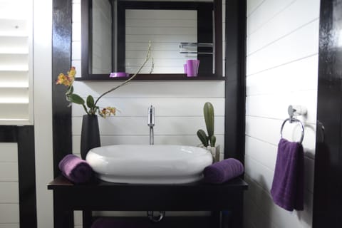 Villa LODGE, Piscine privée | Bathroom | Shower, hair dryer, towels