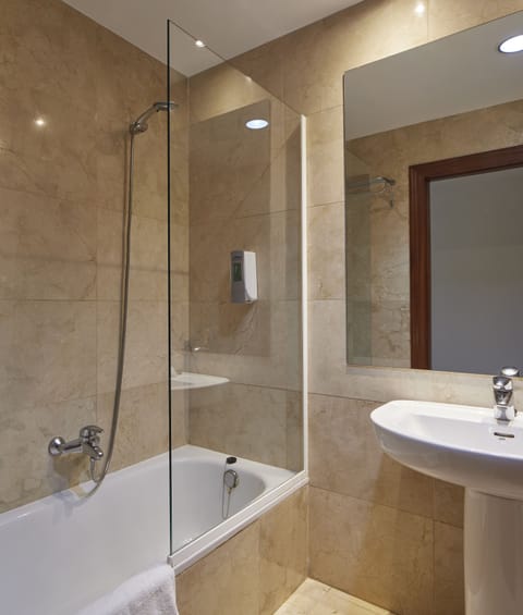 Double Room | Bathroom | Deep soaking tub, free toiletries, towels