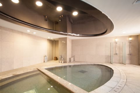 Indoor spa tub