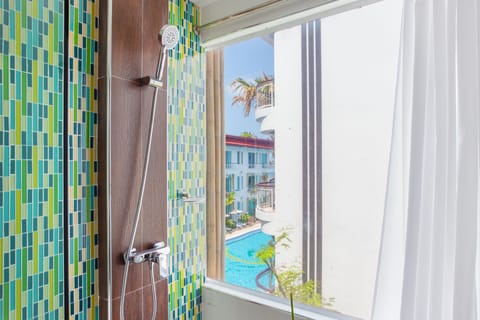 Deluxe Triple Room | Bathroom shower