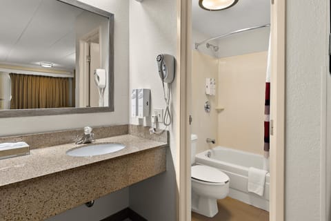 Combined shower/tub, free toiletries, towels, soap