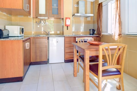 Studio | Private kitchenette | Full-size fridge, microwave, electric kettle, cookware/dishes/utensils