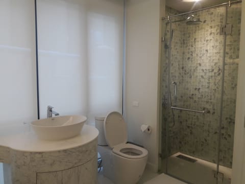 Deluxe Triple Room | Bathroom | Shower, rainfall showerhead, free toiletries, hair dryer