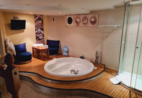 Deluxe Duplex | Bathroom | Combined shower/tub, hydromassage showerhead, hair dryer, towels