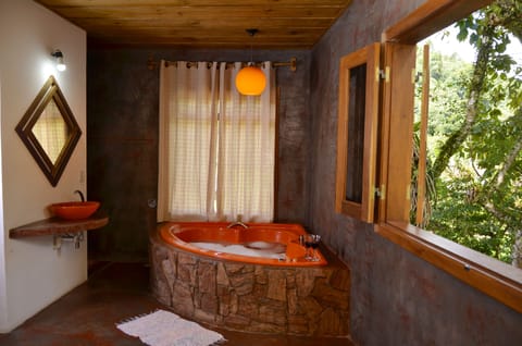 Deluxe Suite | Minibar, individually decorated, bed sheets