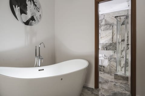 Junior Studio Suite, 1 King Bed | Bathroom | Free toiletries, hair dryer, slippers, bidet